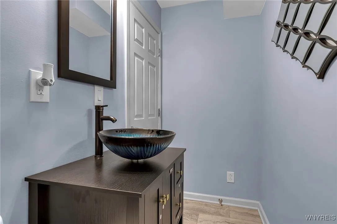 402 Lakefront Boulevard, Buffalo, New York 14202, Buffalo, New York 14202, 2 Bedrooms Bedrooms, 5 Rooms Rooms,2 BathroomsBathrooms,Residential,Closed,402 Lakefront Boulevard, Buffalo, New York 14202,0,B1588699