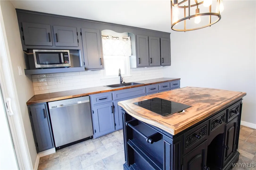 4724 Morgan Parkway, Hamburg, New York 14075, Hamburg, New York 14075, 2 Bedrooms Bedrooms, 6 Rooms Rooms,1 BathroomBathrooms,Residential,Closed,4724 Morgan Parkway, Hamburg, New York 14075,0,B1587855