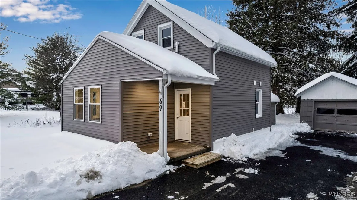 69 Meadowlawn Road, Orchard Park, New York 14127, Orchard Park, New York 14127, 3 Bedrooms Bedrooms, 6 Rooms Rooms,1 BathroomBathrooms,Residential,Closed,69 Meadowlawn Road, Orchard Park, New York 14127,0,B1588489