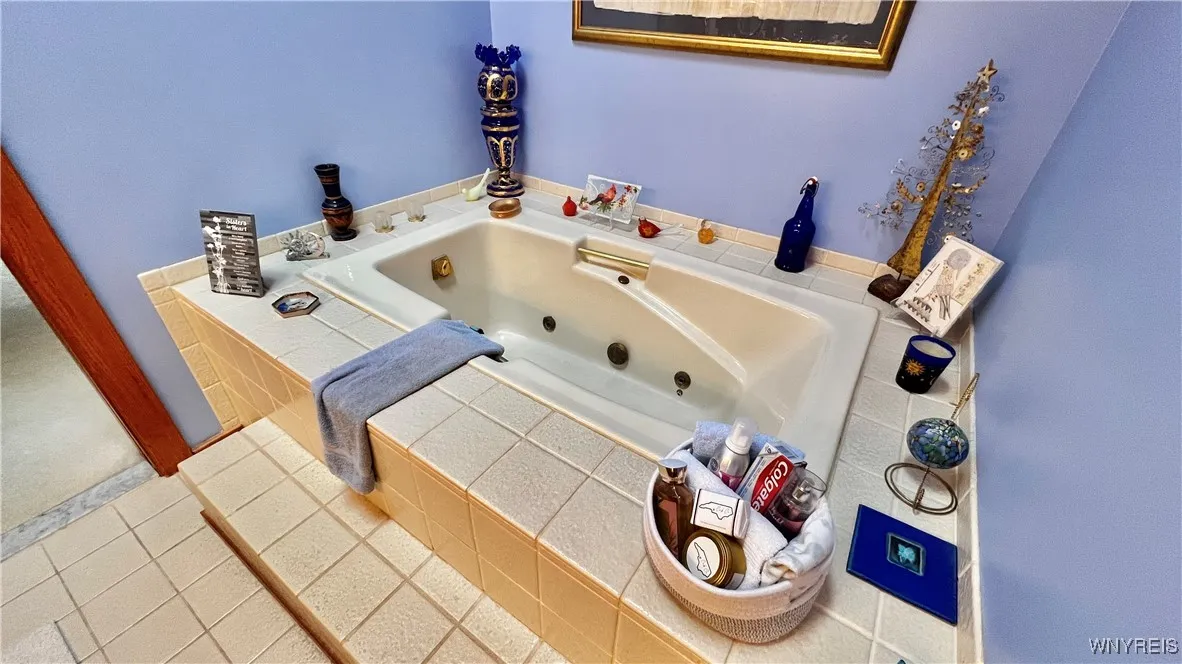 main bathroom jetted tub