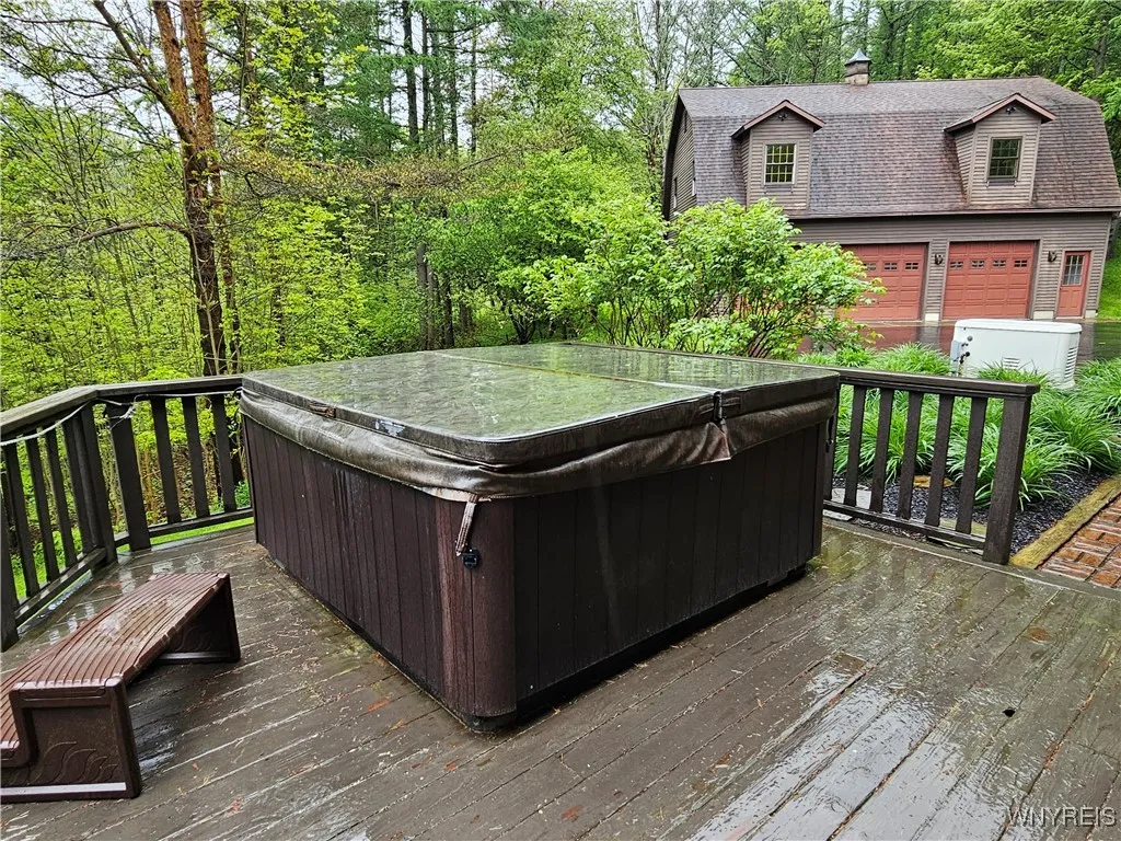 outaide hot tub & 3 car garage
