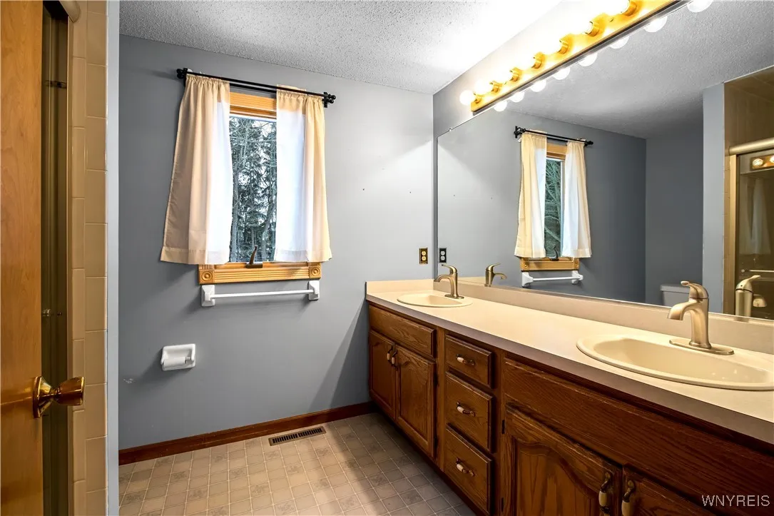149 Shellridge Drive, Amherst, New York 14051, Amherst, New York 14051, 4 Bedrooms Bedrooms, 9 Rooms Rooms,2 BathroomsBathrooms,Residential,Closed,149 Shellridge Drive, Amherst, New York 14051,0,B1590513