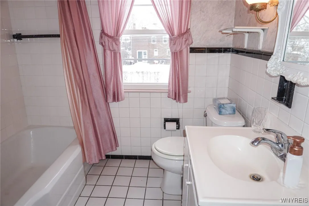 211 Northwood Drive, Tonawanda-town, New York 1422, Tonawanda, New York 14223, 3 Bedrooms Bedrooms, 8 Rooms Rooms,1 BathroomBathrooms,Residential,Closed,211 Northwood Drive, Tonawanda-town, New York 1422,0,B1589540