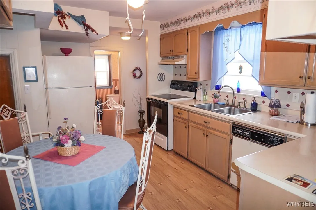 211 Northwood Drive, Tonawanda-town, New York 1422, Tonawanda, New York 14223, 3 Bedrooms Bedrooms, 8 Rooms Rooms,1 BathroomBathrooms,Residential,Closed,211 Northwood Drive, Tonawanda-town, New York 1422,0,B1589540