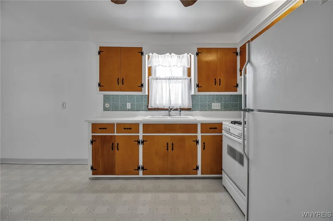 76 South Union Road, Amherst, New York 14221, Amherst, New York 14221, 6 Bedrooms Bedrooms, ,2 BathroomsBathrooms,Residential,Closed,76 South Union Road, Amherst, New York 14221,0,B1590699