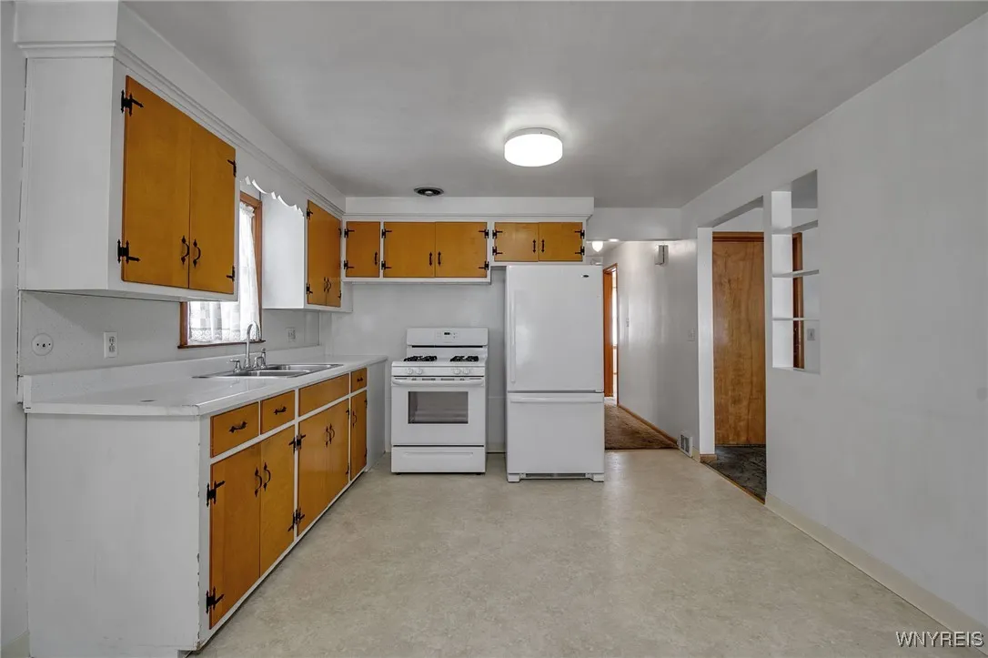 76 South Union Road, Amherst, New York 14221, Amherst, New York 14221, 6 Bedrooms Bedrooms, ,2 BathroomsBathrooms,Residential,Closed,76 South Union Road, Amherst, New York 14221,0,B1590699