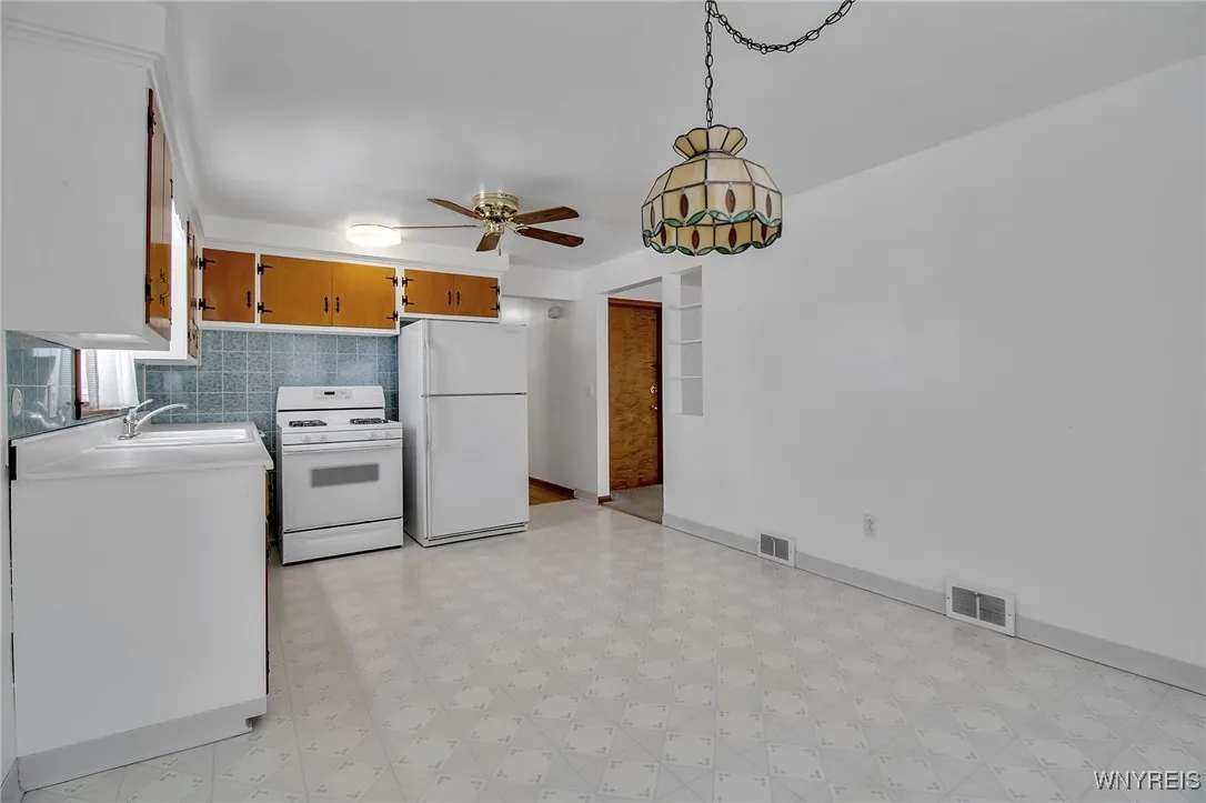 76 South Union Road, Amherst, New York 14221, Amherst, New York 14221, 6 Bedrooms Bedrooms, ,2 BathroomsBathrooms,Residential,Closed,76 South Union Road, Amherst, New York 14221,0,B1590699