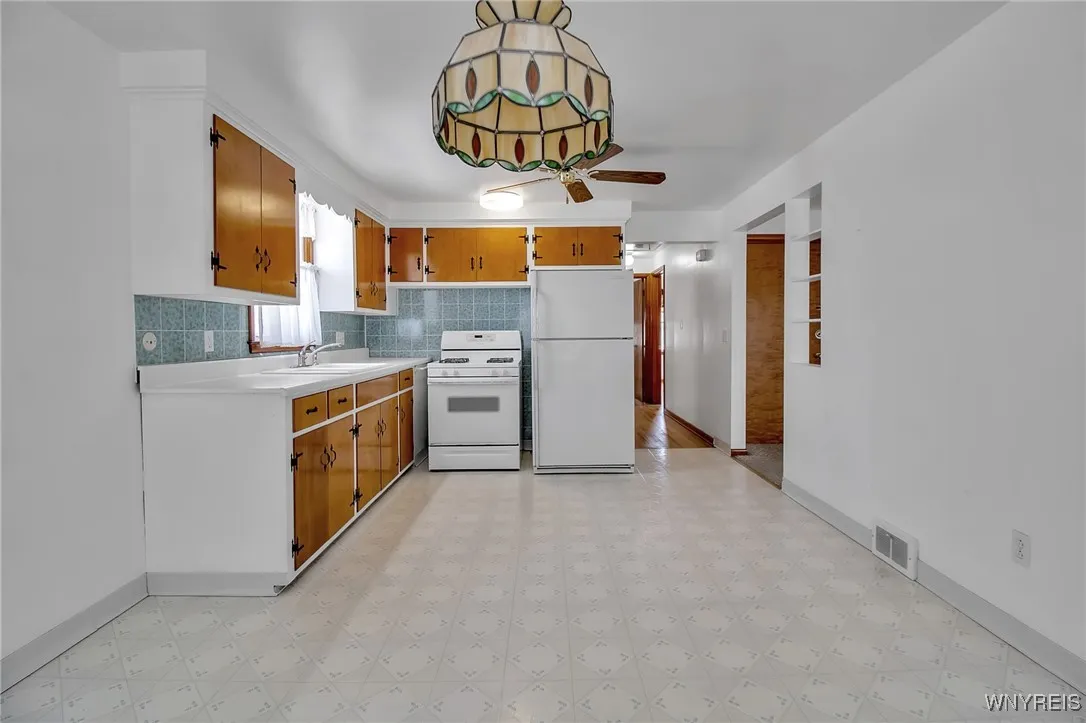 76 South Union Road, Amherst, New York 14221, Amherst, New York 14221, 6 Bedrooms Bedrooms, ,2 BathroomsBathrooms,Residential,Closed,76 South Union Road, Amherst, New York 14221,0,B1590699