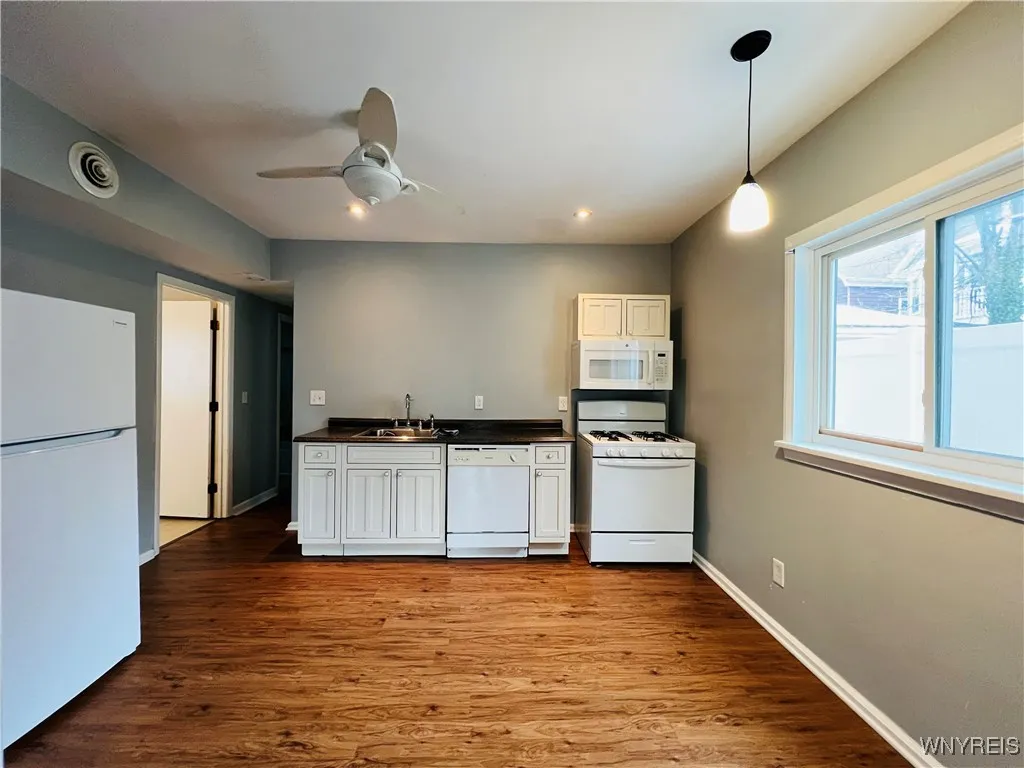 Large, eat in kitchen
