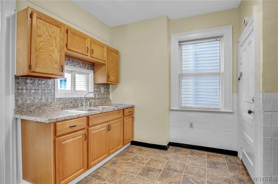 241 West Utica, Buffalo, New York 14222, Buffalo, New York 14222, 5 Bedrooms Bedrooms, ,3 BathroomsBathrooms,Residential,For Sale,241 West Utica, Buffalo, New York 14222,0,B1591043