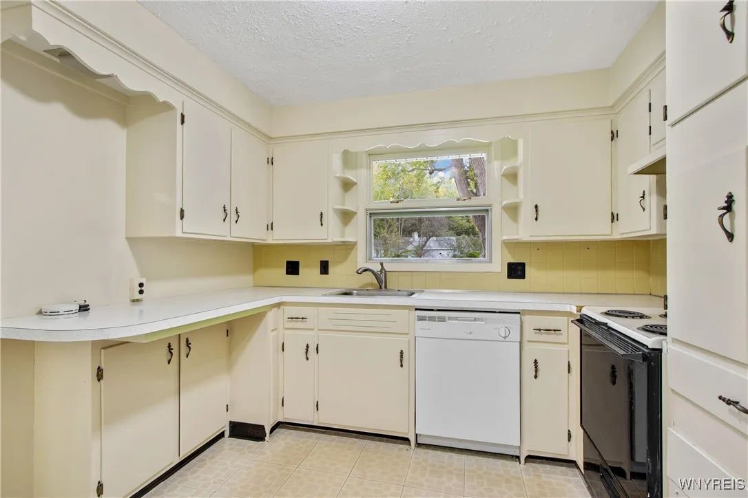 RIGHT SIDE (2 STORY HOME) KITCHEN