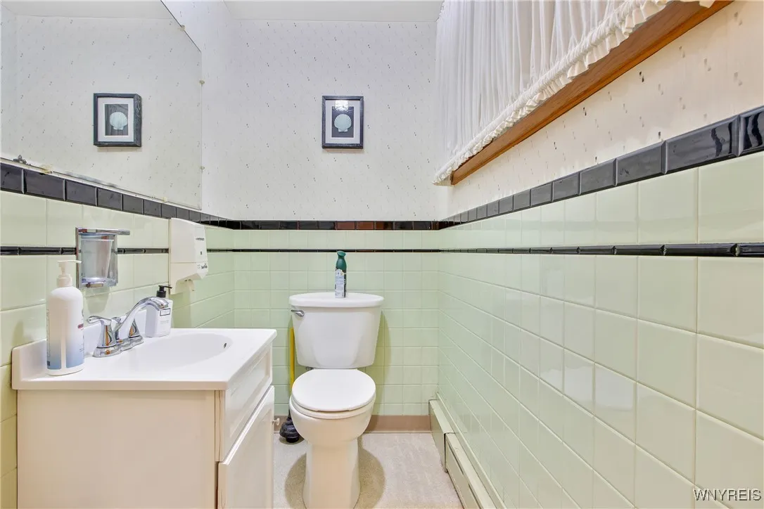 1/2 Bath off Receptionist Room