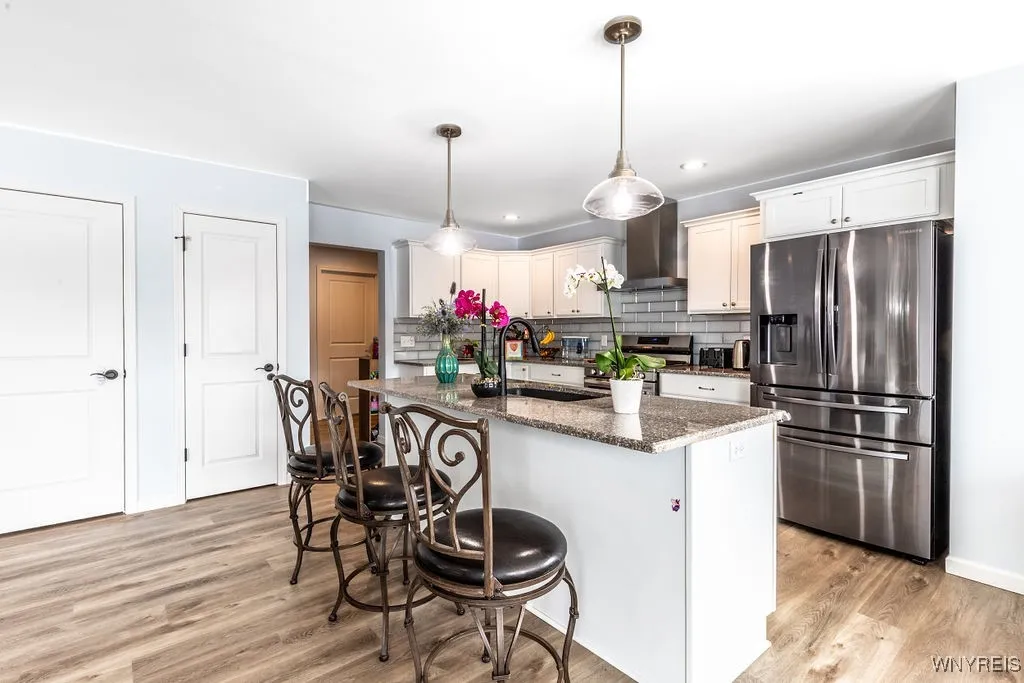 Huge Island with breakfast bar