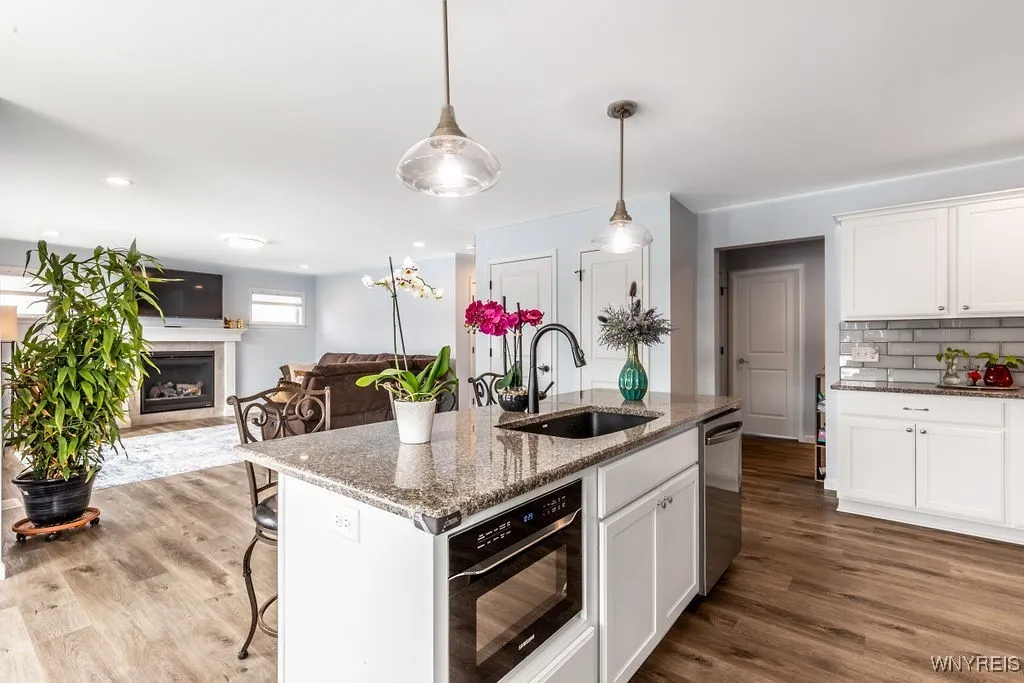 Beautiful wide open floor plan to great room