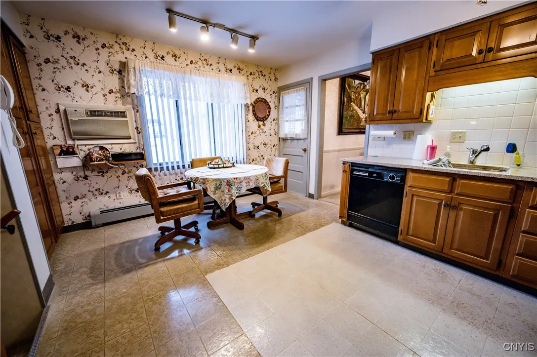 704 Park Lane Drive, Herkimer, New York 13350, Herkimer, New York 13350, 3 Bedrooms Bedrooms, 7 Rooms Rooms,2 BathroomsBathrooms,Residential,For Sale,704 Park Lane Drive, Herkimer, New York 13350,S1591757