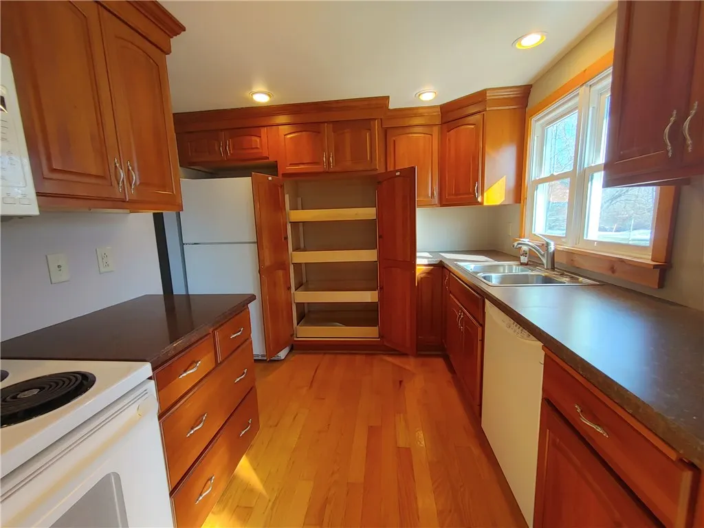1955 Roosevelt Highway, Clarkson, New York 14468, Clarkson, New York 14468, 3 Bedrooms Bedrooms, 5 Rooms Rooms,1 BathroomBathrooms,Residential,Closed,1955 Roosevelt Highway, Clarkson, New York 14468,R1592213