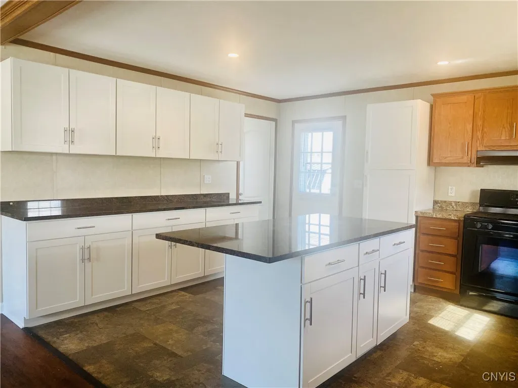 Laundry located off side entry