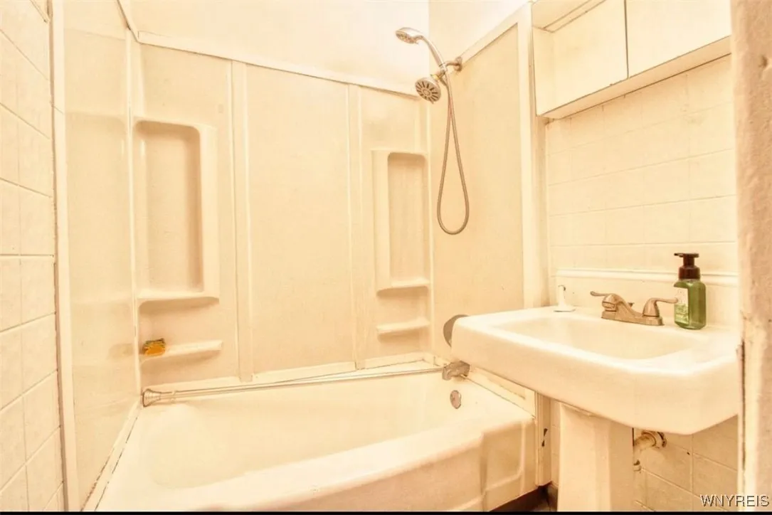 352 Auburn Avenue, Buffalo, New York 14213, Buffalo, New York 14213, 3 Bedrooms Bedrooms, 5 Rooms Rooms,1 BathroomBathrooms,Residential Lease,Closed,352 Auburn Avenue, Buffalo, New York 14213,0,B1591797