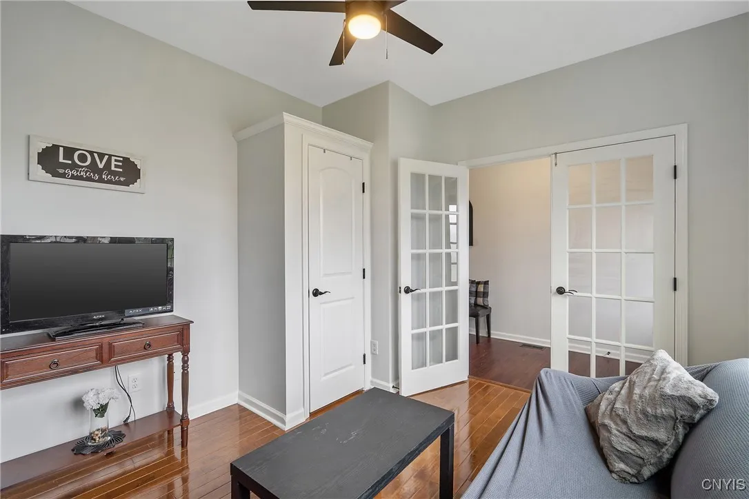 Den/5th Bedroom