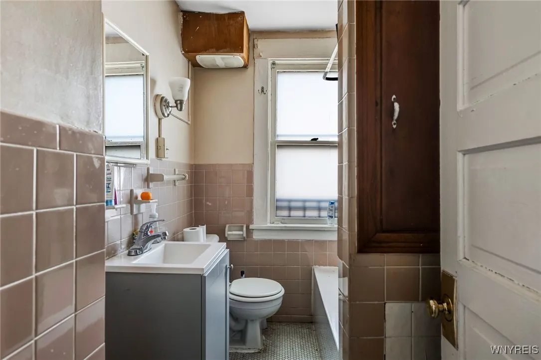 267 Humboldt Parkway, Buffalo, New York 14208, Buffalo, New York 14208, 6 Bedrooms Bedrooms, ,2 BathroomsBathrooms,Residential,Closed,267 Humboldt Parkway, Buffalo, New York 14208,0,B1592599