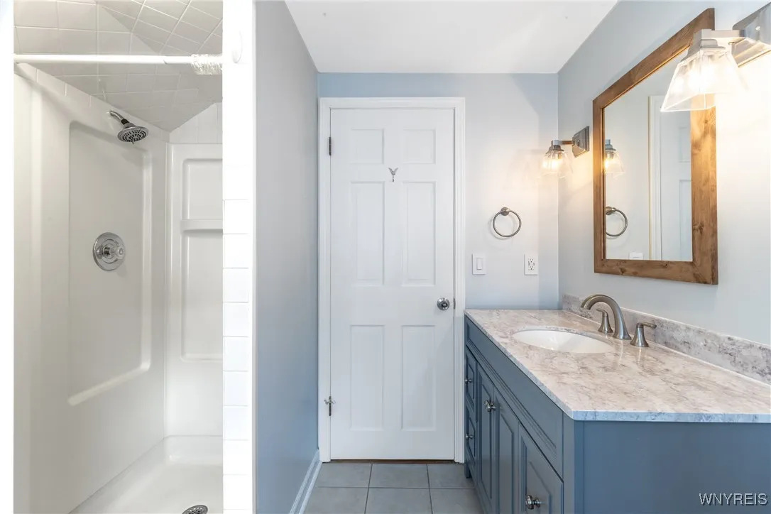 2nd floor full bathroom