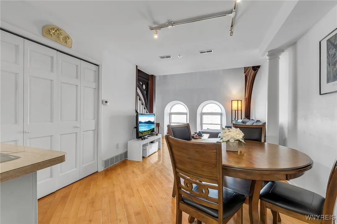 233 Richmond Avenue 15, Buffalo, New York 14222, Buffalo, New York 14222, 2 Bedrooms Bedrooms, 5 Rooms Rooms,1 BathroomBathrooms,Residential,Closed,233 Richmond Avenue 15, Buffalo, New York 14222,0,B1592436