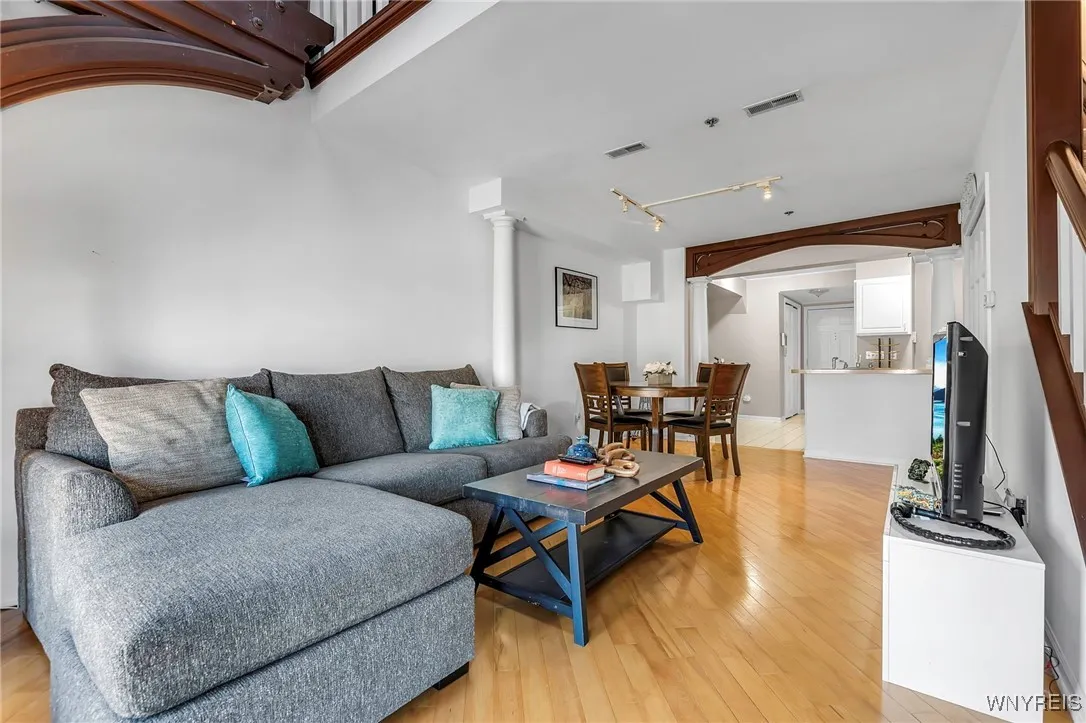 233 Richmond Avenue 15, Buffalo, New York 14222, Buffalo, New York 14222, 2 Bedrooms Bedrooms, 5 Rooms Rooms,1 BathroomBathrooms,Residential,Closed,233 Richmond Avenue 15, Buffalo, New York 14222,0,B1592436