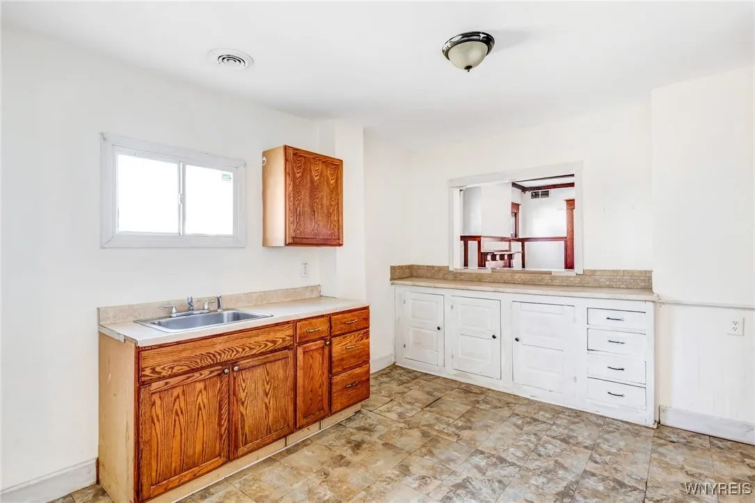 200 Locust Street, Buffalo, New York 14204, Buffalo, New York 14204, 3 Bedrooms Bedrooms, 6 Rooms Rooms,1 BathroomBathrooms,Residential,Closed,200 Locust Street, Buffalo, New York 14204,0,B1592936