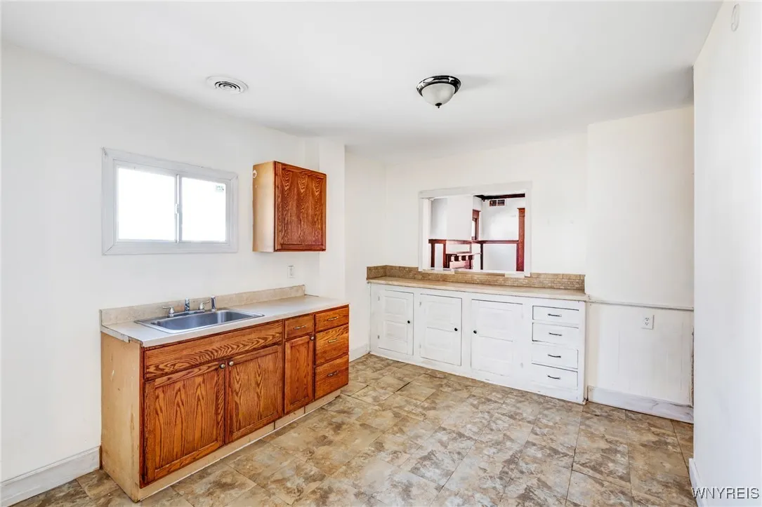 200 Locust Street, Buffalo, New York 14204, Buffalo, New York 14204, 3 Bedrooms Bedrooms, 6 Rooms Rooms,1 BathroomBathrooms,Residential,Closed,200 Locust Street, Buffalo, New York 14204,0,B1592936