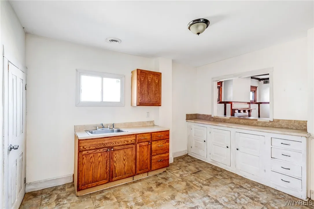 200 Locust Street, Buffalo, New York 14204, Buffalo, New York 14204, 3 Bedrooms Bedrooms, 6 Rooms Rooms,1 BathroomBathrooms,Residential,Closed,200 Locust Street, Buffalo, New York 14204,0,B1592936