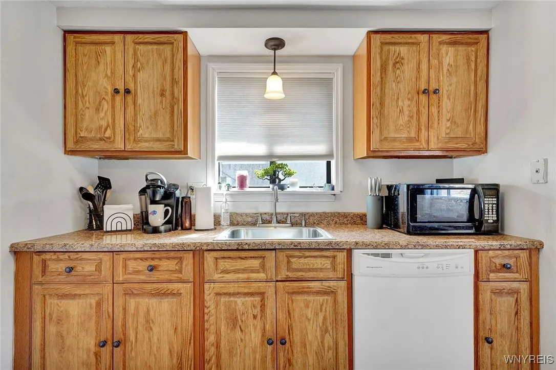3900 Ridge Lea Road B, Amherst, New York 14228, Amherst, New York 14228, 1 Bedroom Bedrooms, 3 Rooms Rooms,1 BathroomBathrooms,Residential,Closed,3900 Ridge Lea Road B, Amherst, New York 14228,0,B1591938