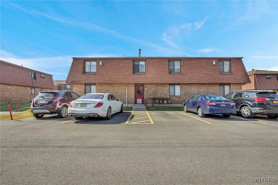 3900 Ridge Lea Road B, Amherst, New York 14228, Amherst, New York 14228, 1 Bedroom Bedrooms, 3 Rooms Rooms,1 BathroomBathrooms,Residential,Closed,3900 Ridge Lea Road B, Amherst, New York 14228,0,B1591938