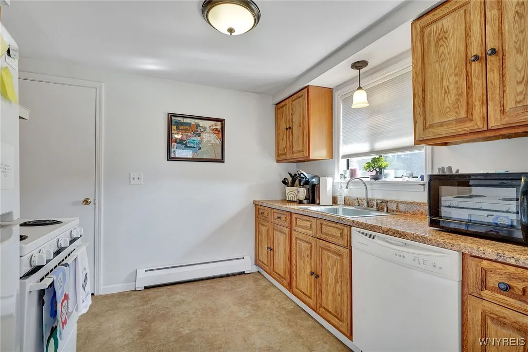 3900 Ridge Lea Road B, Amherst, New York 14228, Amherst, New York 14228, 1 Bedroom Bedrooms, 3 Rooms Rooms,1 BathroomBathrooms,Residential,Closed,3900 Ridge Lea Road B, Amherst, New York 14228,0,B1591938