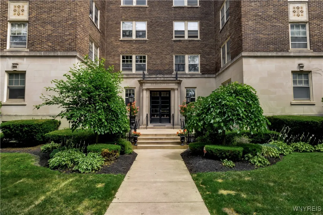 83 Bryant Street 8a, Buffalo, New York 14209, Buffalo, New York 14209, 2 Bedrooms Bedrooms, 5 Rooms Rooms,2 BathroomsBathrooms,Residential,For Sale,83 Bryant Street 8a, Buffalo, New York 14209,B1593230