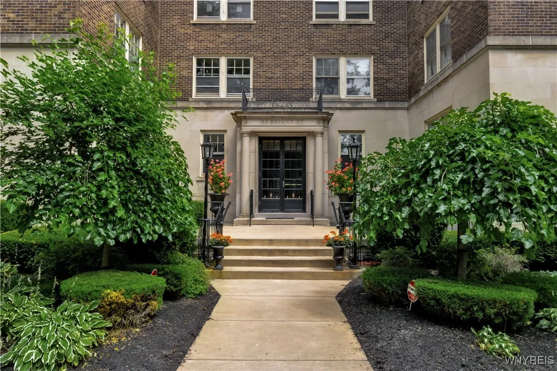 83 Bryant Street 8a, Buffalo, New York 14209, Buffalo, New York 14209, 2 Bedrooms Bedrooms, 5 Rooms Rooms,2 BathroomsBathrooms,Residential,For Sale,83 Bryant Street 8a, Buffalo, New York 14209,B1593230