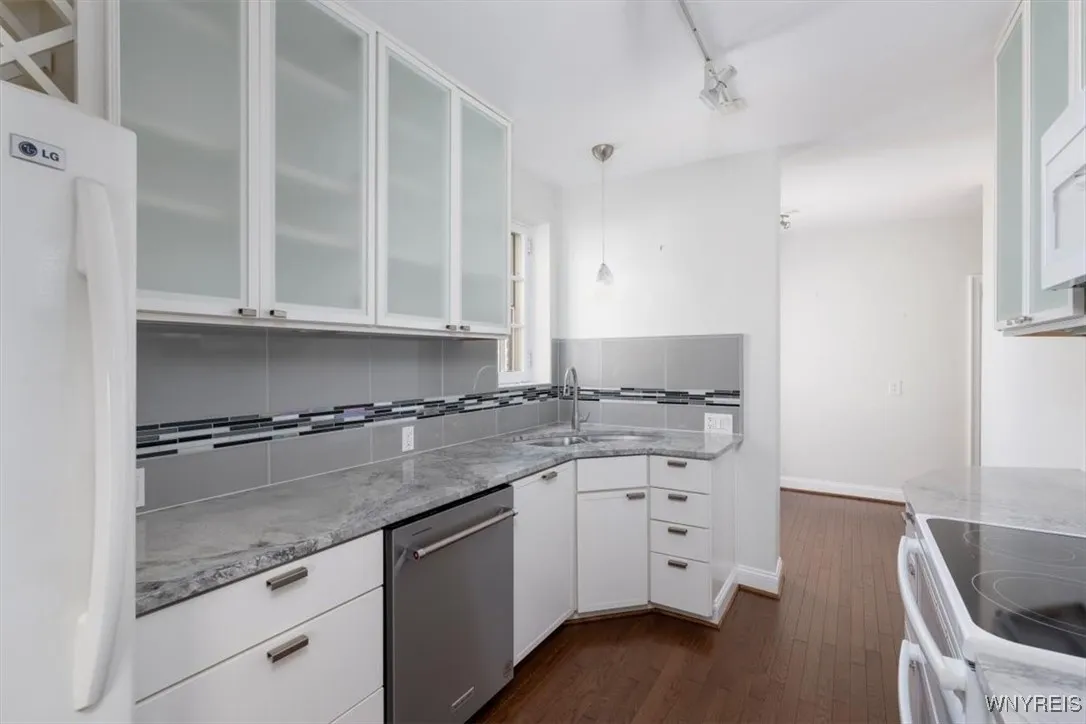 83 Bryant Street 8a, Buffalo, New York 14209, Buffalo, New York 14209, 2 Bedrooms Bedrooms, 5 Rooms Rooms,2 BathroomsBathrooms,Residential,For Sale,83 Bryant Street 8a, Buffalo, New York 14209,B1593230
