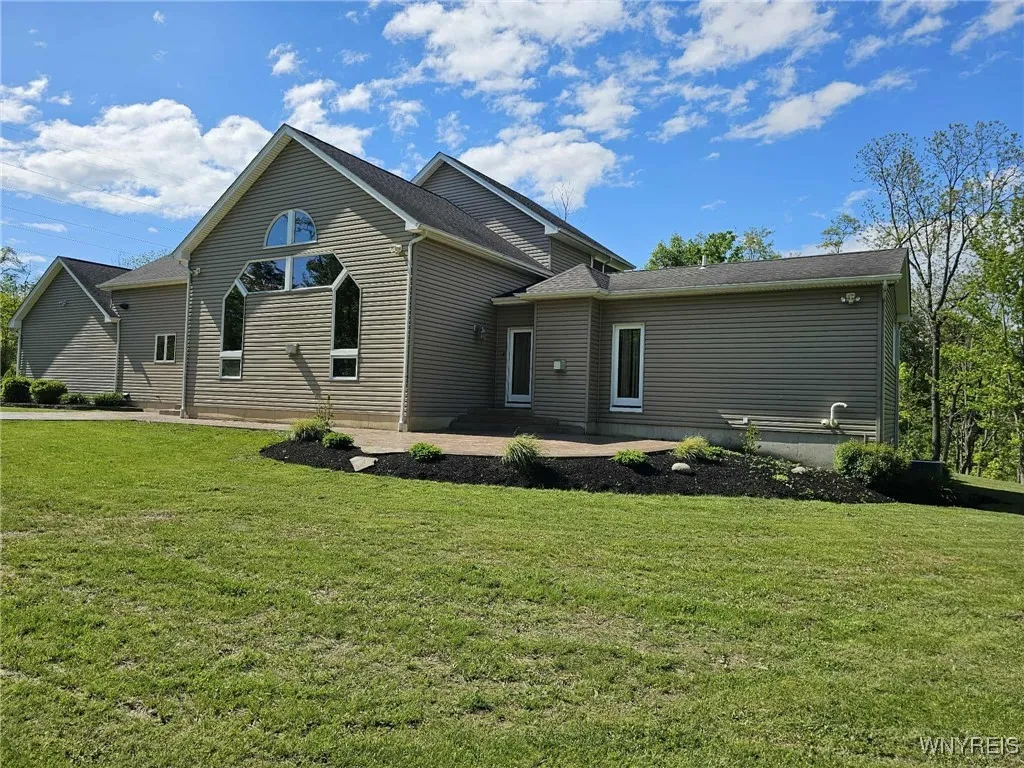5403 Armor Duells Road, Orchard Park, New York 141, Orchard Park, New York 14127, 3 Bedrooms Bedrooms, 10 Rooms Rooms,2 BathroomsBathrooms,Residential,Closed,5403 Armor Duells Road, Orchard Park, New York 141,B1592983
