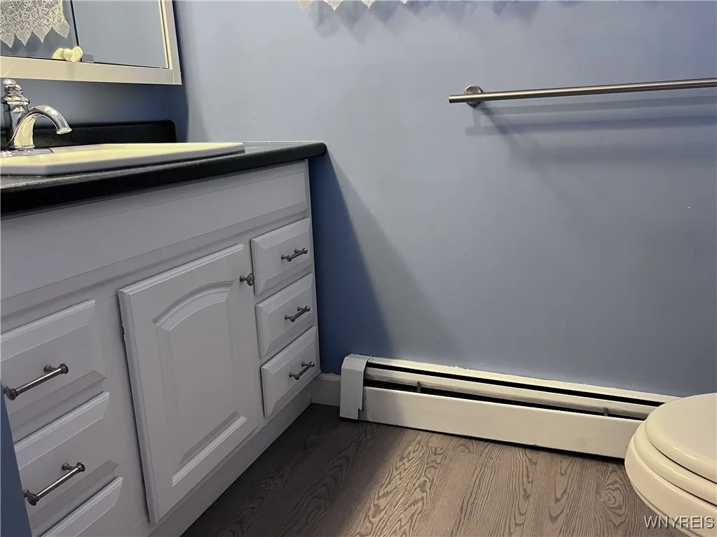 2nd Floor has a large Full Bath.