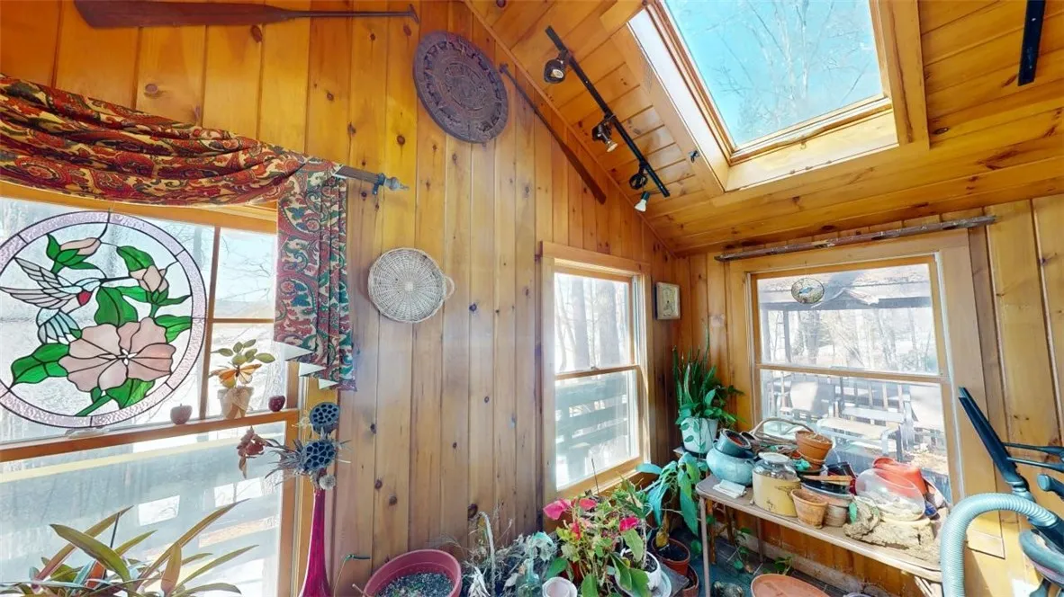 Room at the back of the living room...amazing artist's studio space...lake views.  Inspiration plus!