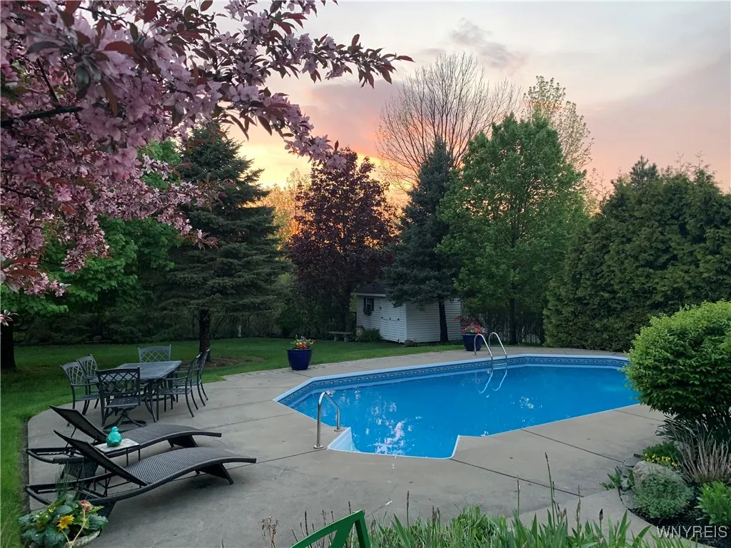 3484 Heatherwood Drive, Hamburg, New York 14075, Hamburg, New York 14075, 3 Bedrooms Bedrooms, 10 Rooms Rooms,2 BathroomsBathrooms,Residential,Closed,3484 Heatherwood Drive, Hamburg, New York 14075,0,B1593459
