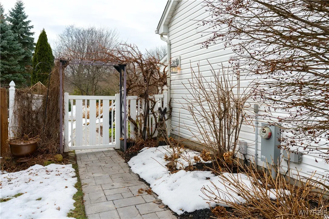 3484 Heatherwood Drive, Hamburg, New York 14075, Hamburg, New York 14075, 3 Bedrooms Bedrooms, 10 Rooms Rooms,2 BathroomsBathrooms,Residential,Closed,3484 Heatherwood Drive, Hamburg, New York 14075,0,B1593459