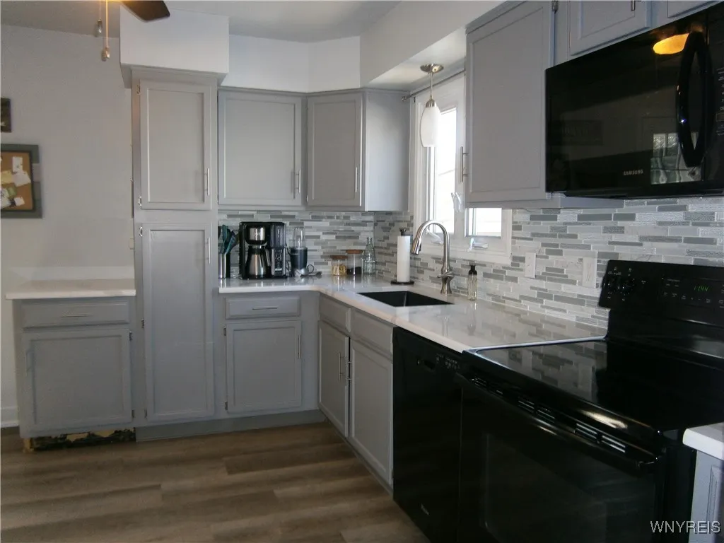 Kitchen appliances included