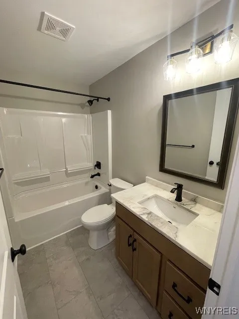 Main bath with tub unit and quarts counter top