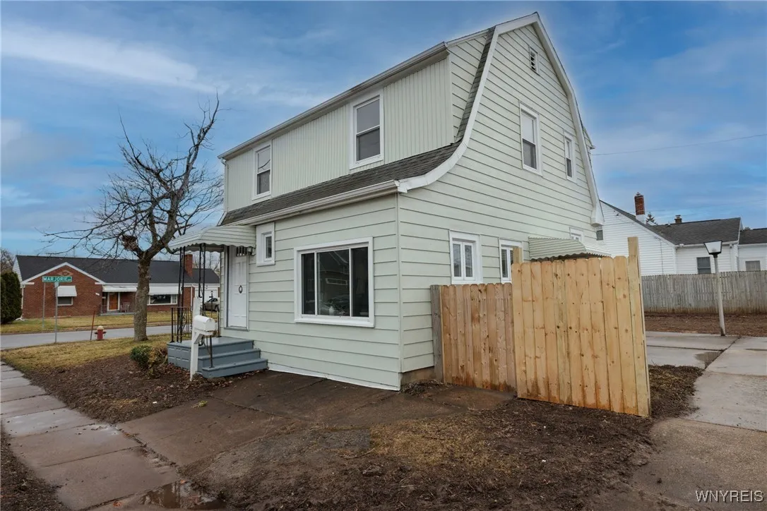 272 Heath Terrace, Tonawanda-town, New York 14223, Tonawanda, New York 14223, 3 Bedrooms Bedrooms, 8 Rooms Rooms,1 BathroomBathrooms,Residential,Closed,272 Heath Terrace, Tonawanda-town, New York 14223,0,B1593506