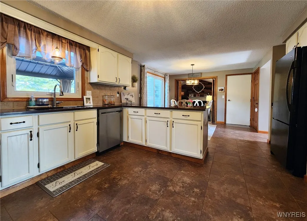 3361 Creekview Drive, Hamburg, New York 14075, Hamburg, New York 14075, 4 Bedrooms Bedrooms, 7 Rooms Rooms,2 BathroomsBathrooms,Residential,Closed,3361 Creekview Drive, Hamburg, New York 14075,0,B1591347