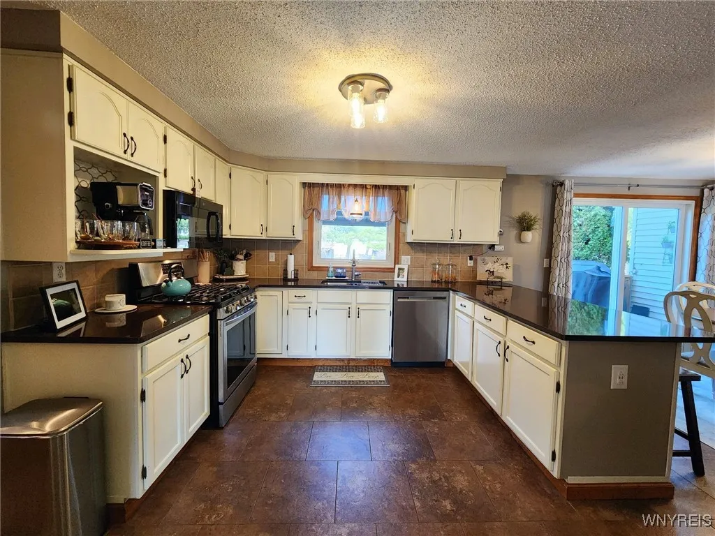 3361 Creekview Drive, Hamburg, New York 14075, Hamburg, New York 14075, 4 Bedrooms Bedrooms, 7 Rooms Rooms,2 BathroomsBathrooms,Residential,Closed,3361 Creekview Drive, Hamburg, New York 14075,0,B1591347