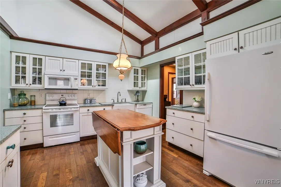 Kitchen with moveable Island