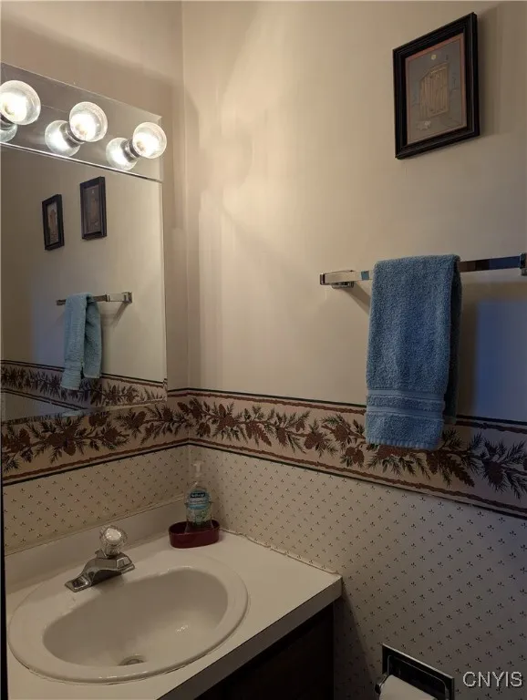 1/2 BATH ON MAIN FLOOR