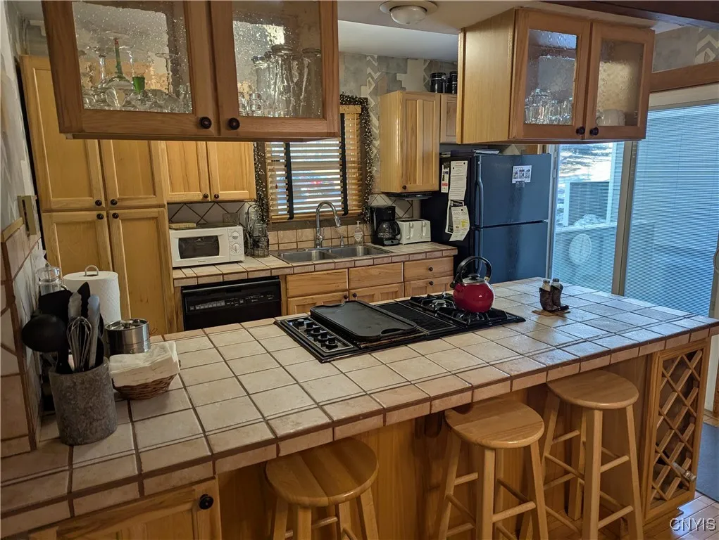 BUILT IN COOKTOP GAS, TILE COUNTER TOPS