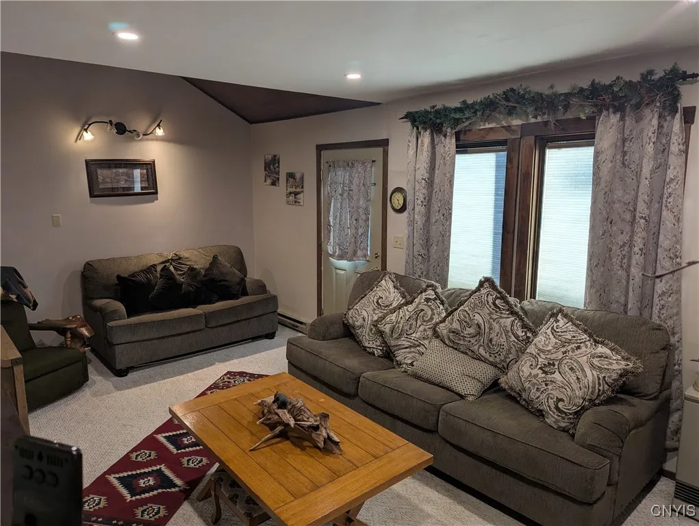 COZY LR W/ RECESSED LIGHTING